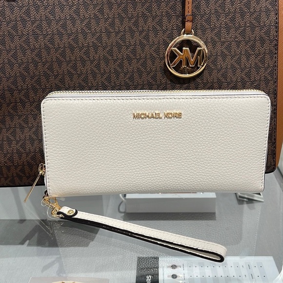 MICHAEL KORS LARGE TRAVEL CONTINENTAL WRISTLET WALLET OPTIC WHITE COLOR - Picture 15 of 16